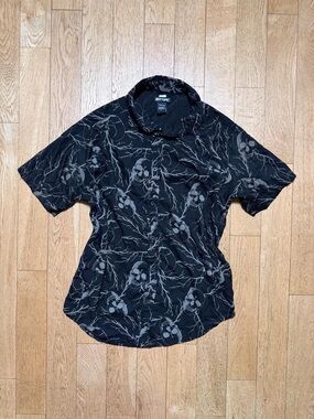 Hot Topic Black Short-Sleeve Button-Up Shirt with Gray Skull Print